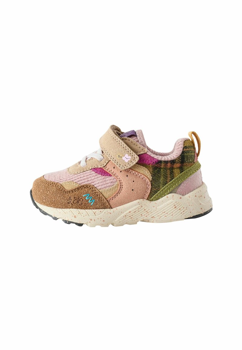 Sneaker w mieszance brązowego, różowego i zielonego zamszu oraz materiałów tekstylnych; posiada rzep, teksturowaną podeszwę oraz pętelkę na pięcie.