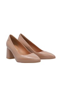 Beige kožené lodičky na vysokém podpatku s špičatou špičkou a masivním čtvercovým podpatkem. Hladká textura s minimalistickým designem a decentním brandingem.