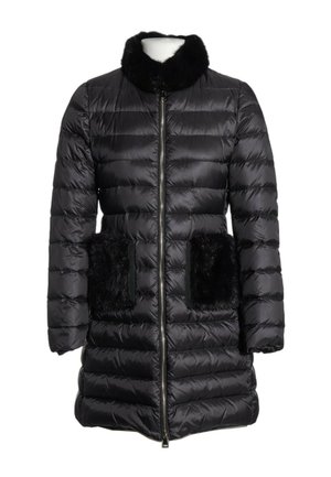 Abrigo largo acolchado negro con cremallera frontal, cuello de piel negra y dos bolsillos delanteros con ribete de pelo negro.