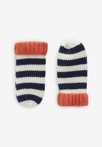 Moufles tricotées avec des rayures bleu marine et blanches, et des poignets côtelés orange. Texture douce, partie supérieure arrondie et design à doigts ouverts.