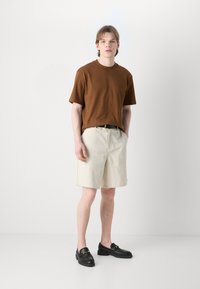 HUGO DAPOLINO - Basic póló - brown