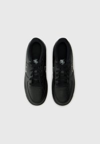 Tênis Nike Air Force pretos com parte superior em couro liso, caixa de dedo perfurada, cadarços pretos e branding branco na língua e na lateral.