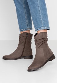 Marco Tozzi Botines - taupe