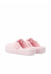 Zoccoli rosa opachi in plastica leggera, con una fibbia laterale, retro aperto e suola testurizzata per una migliore aderenza.