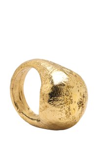 Złocona pierścionek o fakturowanym, organicznym kształcie; ma gładką, błyszczącą powierzchnię oraz szeroką obrączkę o lekko nieregularnym profilu.