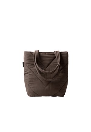 Sac cabas matelassé marron avec deux poignées rembourrées et motifs de couture diagonaux sur le tissu, isolé sur fond blanc.