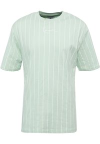 Lys grøn kortærmet T-shirt med hvide lodrette striber og et broderet accentlogo på brystet. Blødt bomuldsstof, afslappet pasform.