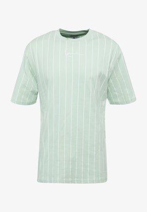 Svetlo zelena kratka majica s kratkimi rokavi z belimi navpičnimi črtami in vezenim logotipom na prsih. Mehka bombažna tkanina, sproščen kroj.