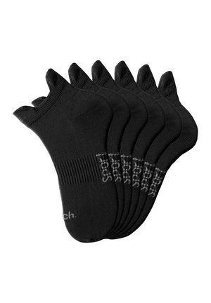 Sechs Paar schwarze, flachgeschnittene Socken ordentlich gestapelt, geeignet für Freizeit- oder Sportkleidung.