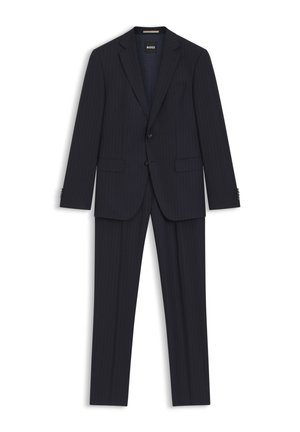 Ensemble costume bleu marine foncé à fines rayures avec un blazer à deux boutons présentant des revers crantés et un pantalon droit assorti.