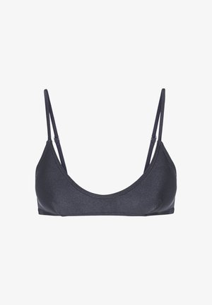 Čierny trojuholníkový bikiny top s tenkými nastaviteľnými ramienkami, vyrobený z hladkej, lesklej látky; má jednoduchý, minimalistický dizajn bez vzorov.