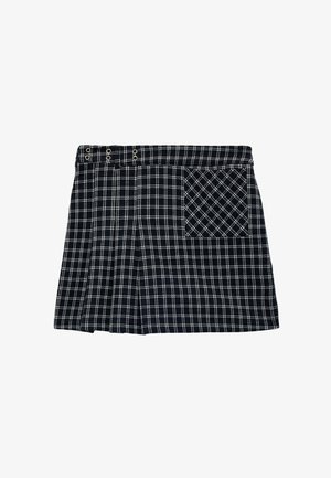 Mini-jupe à carreaux noir et blanc avec des plis, une poche avant avec un motif à carreaux diagonal, et des détails en œillet métallique sur la ceinture.