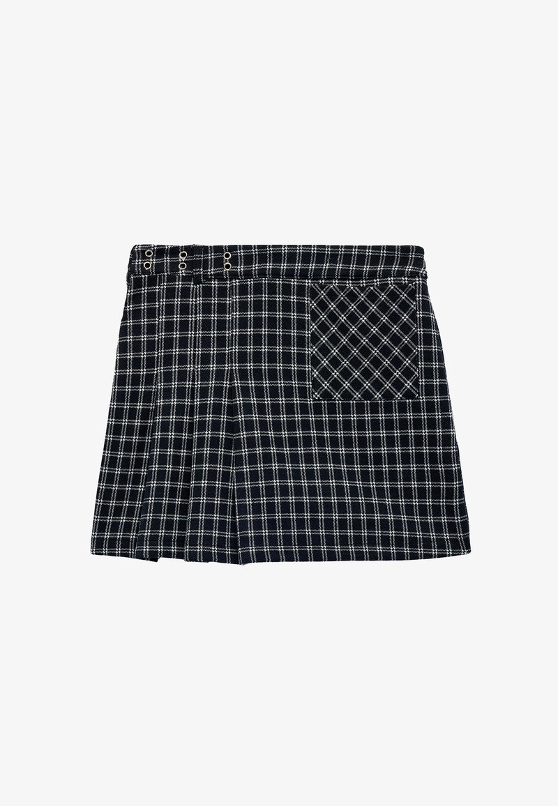 Czarna i biała mini spódnica w kratę z plisami, przednią kieszenią z ukośnym wzorem w kratę oraz metalowymi oczkami na pasku.