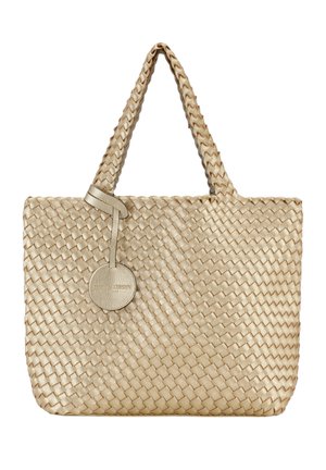 Sac fourre-tout en métal doré, avec deux poignées, une étiquette en cuir ronde et une forme rectangulaire avec une surface texturée.