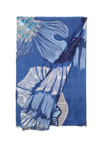 Sciarpa blu piegata con ampi motivi floreali astratti in tonalità di blu chiaro, grigio e bianco, con bordi frangiati.