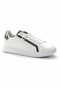 Sneaker bianco con superficie testurizzata, striscia nera a contrasto e suola piatta in gomma. Presenta lacci e colletto imbottito per il comfort.
