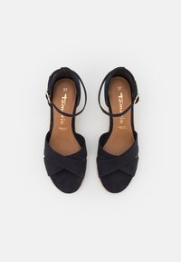 Svarta mocka öppna sandaler med korsade remmar, ankelslussar och ljusbruna innersulor märkt "Tamaris" storlek 37 på en vit bakgrund.