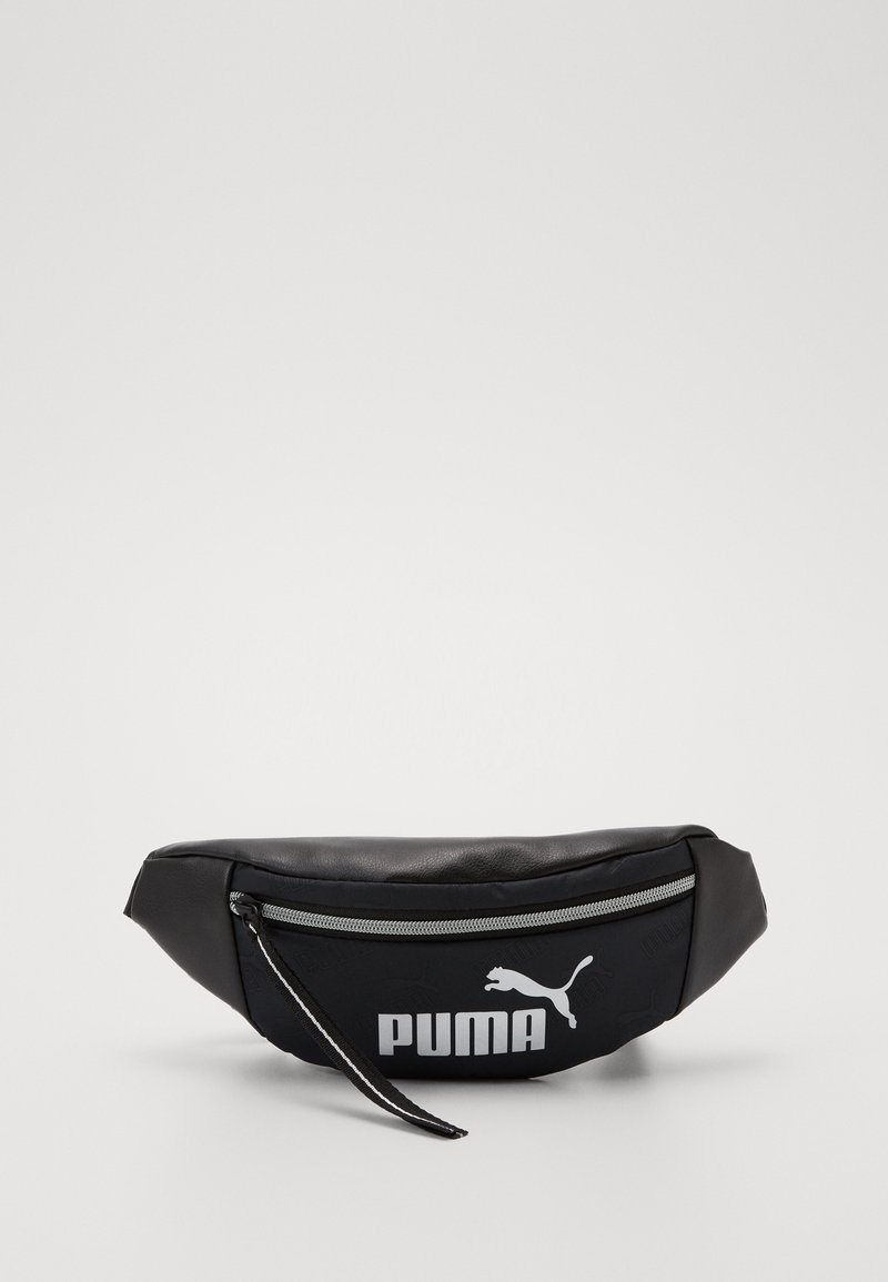 Sac banane noir Puma avec fermeture éclair et logo à l’avant, présenté sur un fond clair uni.