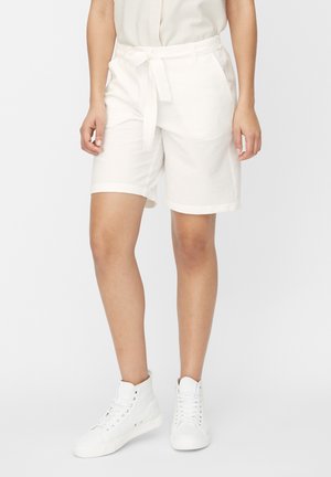 Shorts bianchi a vita alta con un tessuto testurizzato e una cintura abbinata. Presentano tasche laterali e una vestibilità rilassata. Abbinati a sneakers bianche.
