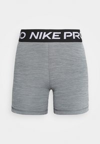 Šortky Nike Pro ze šedé látky s černým elastickým páskem s bílým nápisem "NIKE PRO", hladkou texturou a přiléhavým střihem.