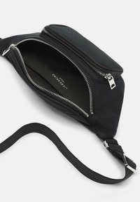 Borsa a tracolla nera in tessuto con una texture liscia, scomparti con zip, finiture in argento e una tracolla piatta e regolabile. Interno non decorato.