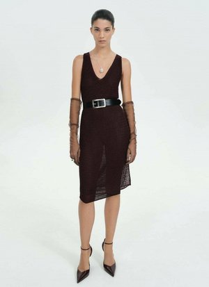 Burgundské pletené šaty s výstřihem do V, černým páskem v pase a průhlednými hnědými rukavicemi. Špičaté lodičky doplňují tento outfit.