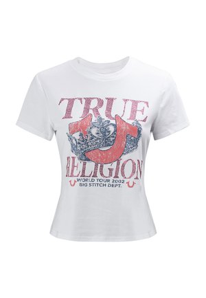 Wit T-shirt met korte mouwen met rode en blauwe verweerde tekst "TRUE RELIGION", een kroonafbeelding en daaronder "WORLD TOUR 2002 BIG STITCH DEPT.".