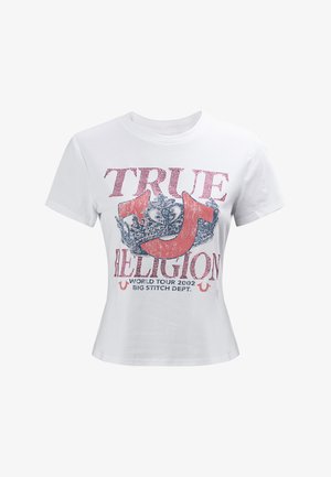 Wit T-shirt met korte mouwen met rode en blauwe verweerde tekst "TRUE RELIGION", een kroonafbeelding en daaronder "WORLD TOUR 2002 BIG STITCH DEPT.".