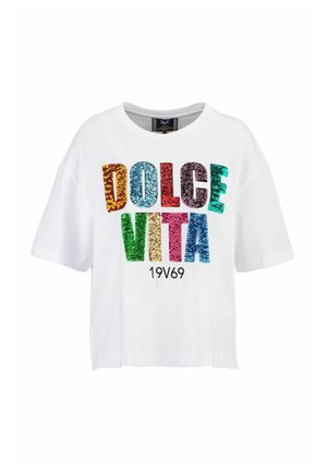 Biały T-shirt z krótkim rękawem z wielokolorowymi cekinowymi literami tworzącymi napis "DOLCE VITA" oraz czarnym tekstem "19V69" poniżej.