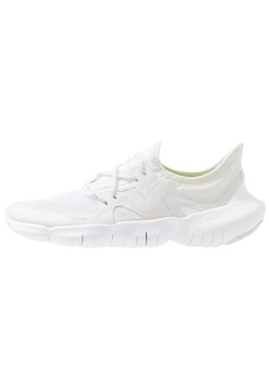 Chaussure de course Nike Free blanche et légère avec semelle flexible et fermeture à lacets, conçue pour le confort et la respirabilité.