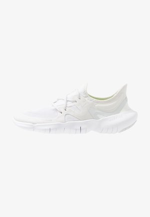 Chaussure de course Nike Free blanche et légère avec semelle flexible et fermeture à lacets, conçue pour le confort et la respirabilité.