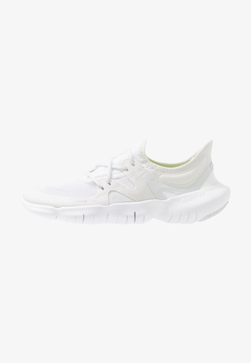 Chaussure de course Nike Free blanche et légère avec semelle flexible et fermeture à lacets, conçue pour le confort et la respirabilité.