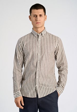 Camisa de botones de manga larga con estrechas rayas verticales en marrón y blanco, hecha de un tejido texturizado. Presenta un cuello tipo camisa y cierre de botones.