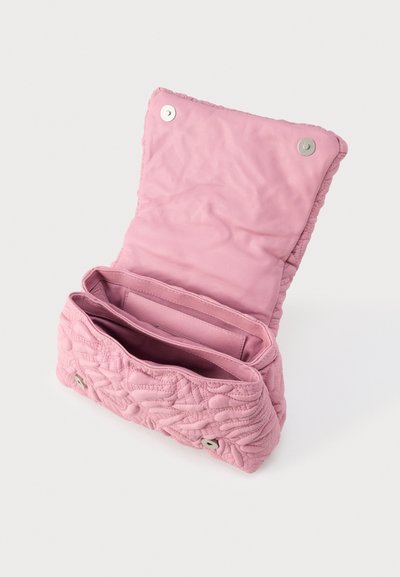 Ροζ καπιτονέ τσαντάκι χειρός με ανοιχτό καπάκι, που αποκαλύπτει δύο κύρια διαμερίσματα και μαγνητικό κούμπωμα.