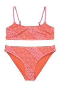 Oranžová bikiny súprava s ružovým srdiečkovým vzorom, obsahujúca tenké nastaviteľné ramienka a klasický dizajn bikínového spodného dielu.