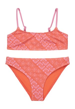 Pomarańczowy zestaw bikini z wzorem serc w kolorze różowym, z cienkimi regulowanymi ramiączkami i klasycznym krojem dolnej części bikini.
