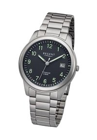Montre en titane avec un cadran noir, index horaires en argent, affichage de la date et aiguilles lumineuses, dotée d'un bracelet en maillons en acier inoxydable.