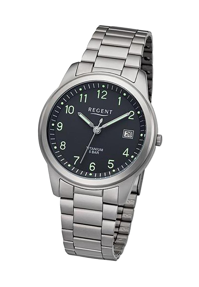 Montre en titane avec un cadran noir, index horaires en argent, affichage de la date et aiguilles lumineuses, dotée d'un bracelet en maillons en acier inoxydable.