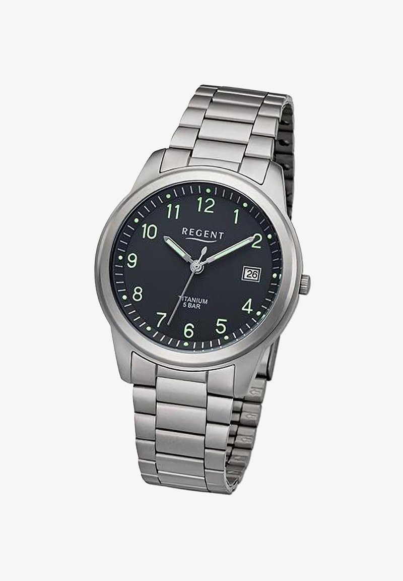 Montre en titane avec un cadran noir, index horaires en argent, affichage de la date et aiguilles lumineuses, dotée d'un bracelet en maillons en acier inoxydable.