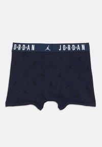 Μπλε ναυτικού χρώματος μποξεράκια με μαύρο μοτίβο λογότυπου Michael Jordan. Η ελαστική μέση περιβάλλεται από λευκά γράμματα "JORDAN". Μαλακή υφή υφάσματος.