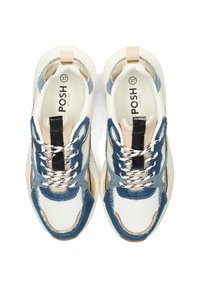 Zapatillas con un cuerpo de malla blanca, acentos de mezclilla azul, herrajes negros y una lengüeta en color crema. Presenta cordones y costuras en contraste.