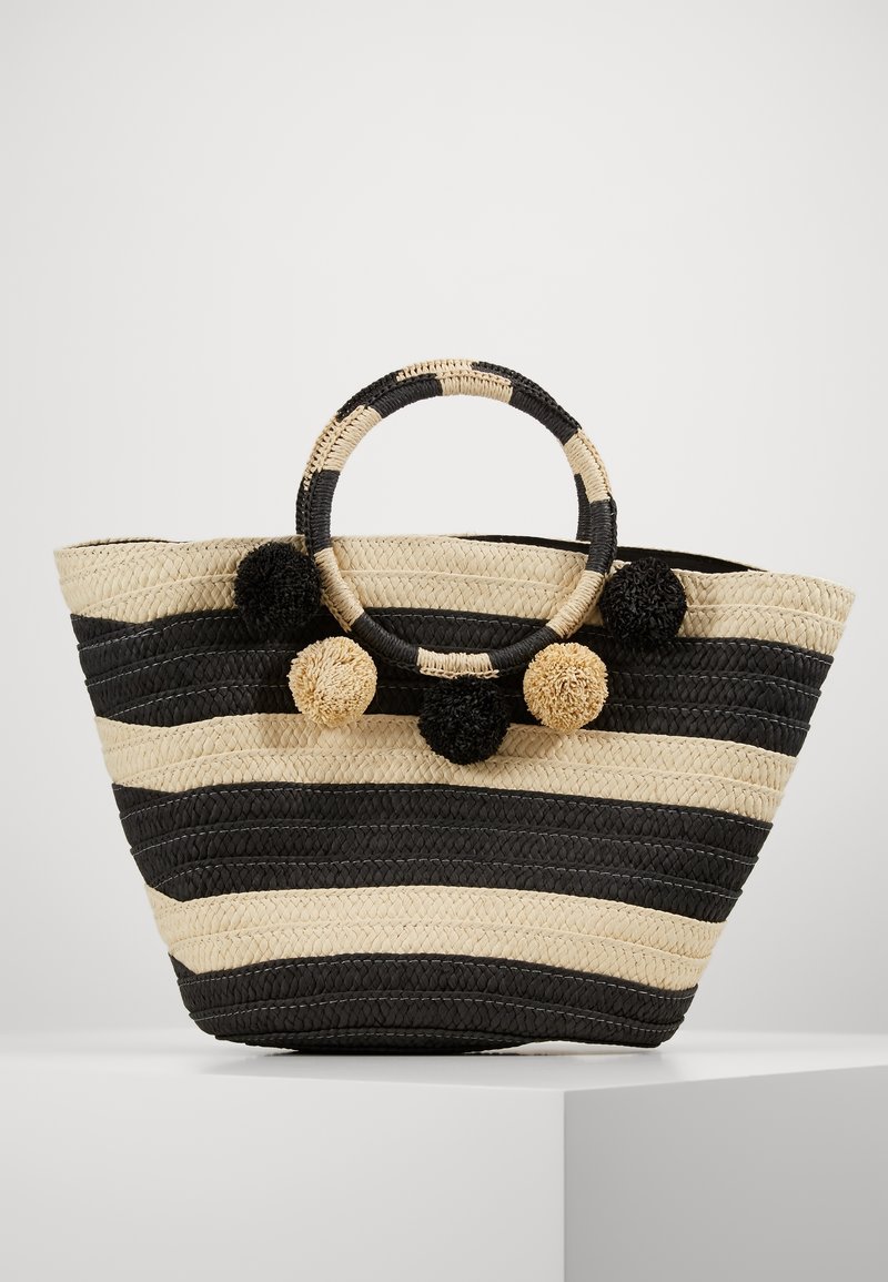Borsa tote intrecciata a righe in nero e beige, dotata di manici rotondi e pompon decorativi in colori nero e naturale. Finitura texturizzata.