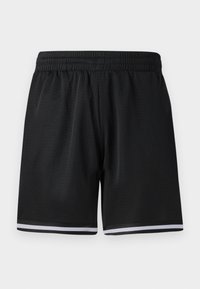 Shorts de sport en maille noire avec une taille élastique, présentant des rayures blanches le long de l'ourlet pour une touche de détail supplémentaire. Matériau léger et respirant.