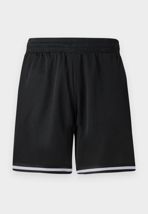 Schwarze Mesh-Sportshorts mit elastischem Bund, versehen mit weißen Streifen am Saum für zusätzliche Details. Leichtes und atmungsaktives Material.