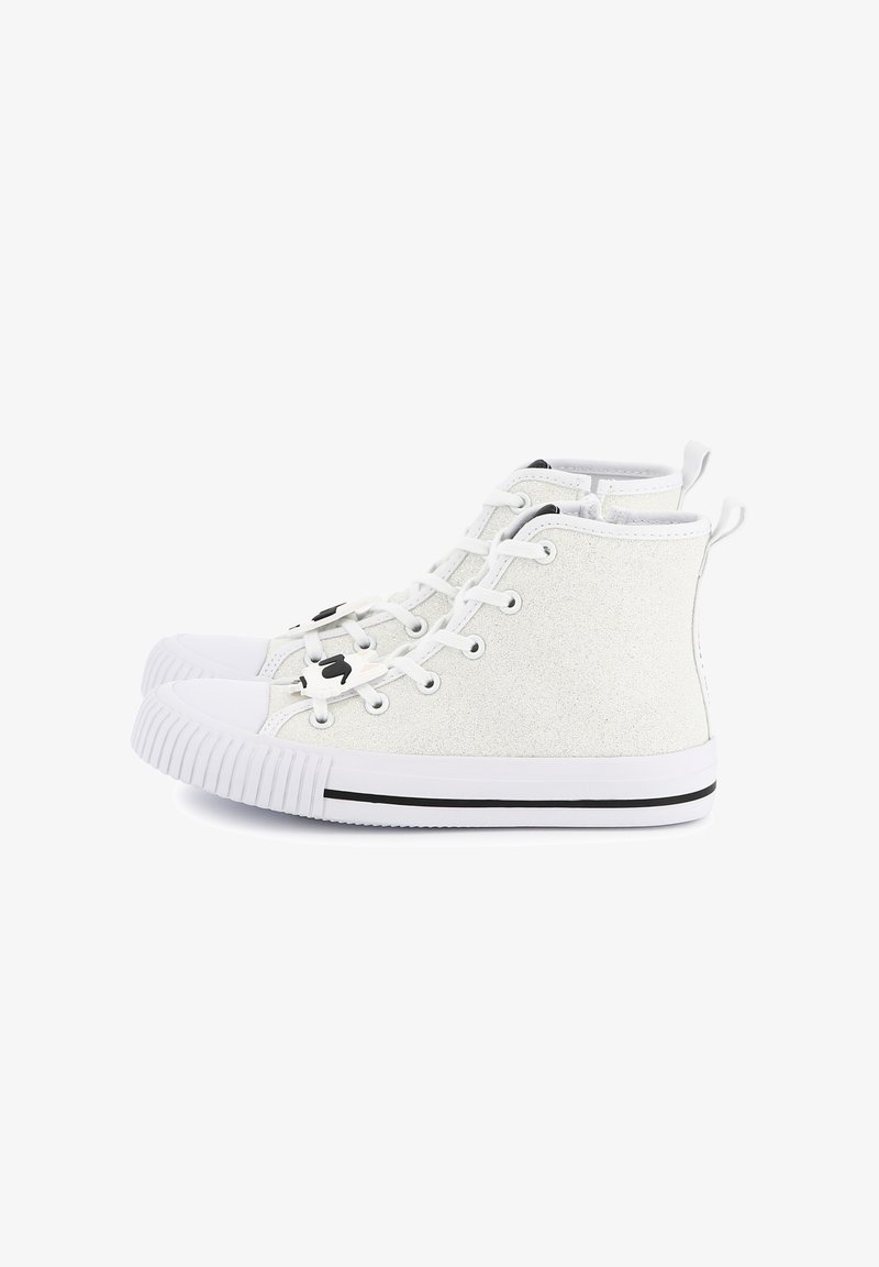 Baskets montantes en toile à paillettes blanches, avec un bout en caoutchouc et des détails en rayures noires. Dotées de lacets blancs et de languettes de talon à boucle.