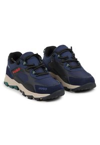 Pantofi de drumeție navy, confecționați dintr-un amestec de materiale textile și sintetice. Caracteristici includ șireturi, talpă căptușită și accente contrastante de logo roșu.