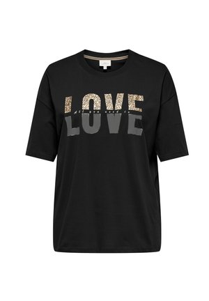 T-shirt nero a maniche corte con il testo "LOVE", stampa leopardata nella parte superiore delle lettere, grigio nella parte inferiore e la scritta più piccola "tutto ciò di cui hai bisogno è" sopra.