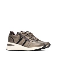Sneakers grigi metallici con un design slanciato, dotati di allacciatura frontale, chiusura con zip e accenti neri sui lati. Suola bianca spessa.