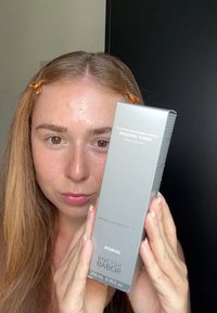 Grå kartong med texten "Doctor Babor Renew Toner", 200 mL storlek. Slät yta, minimalistisk design och vinklad toppkant.