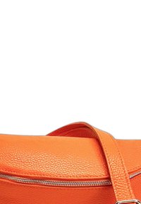 Oranje leren handtas met een gestructureerde afwerking, voorzien van een bovenste ritssluiting en een platte schouderband. Eenvoudig, rond ontwerp zonder zichtbare versieringen.